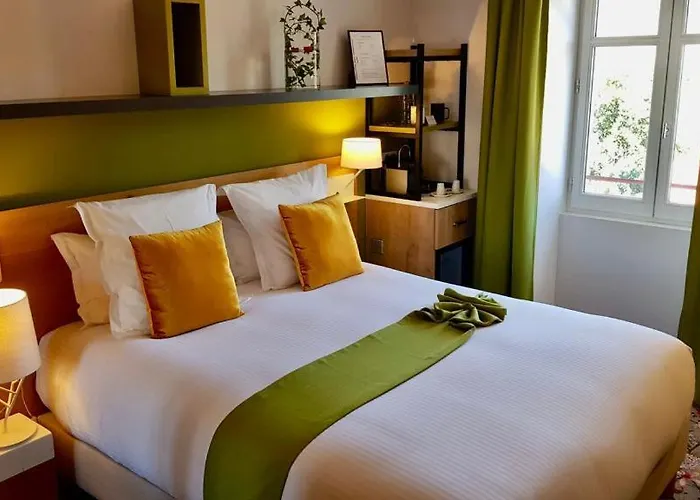 Berria Par La Maison De Pierre מלון 4*