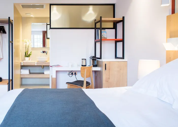 Berria Par La Maison De Pierre מלון 4*